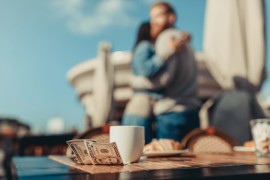 Propinas en Francia: ¿debe dejar propina? No pero...