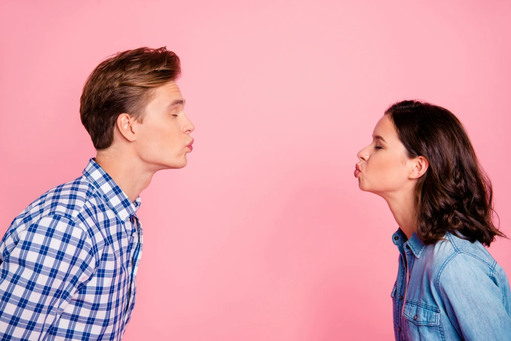 El beso: menos frecuente pero siempre tan francés